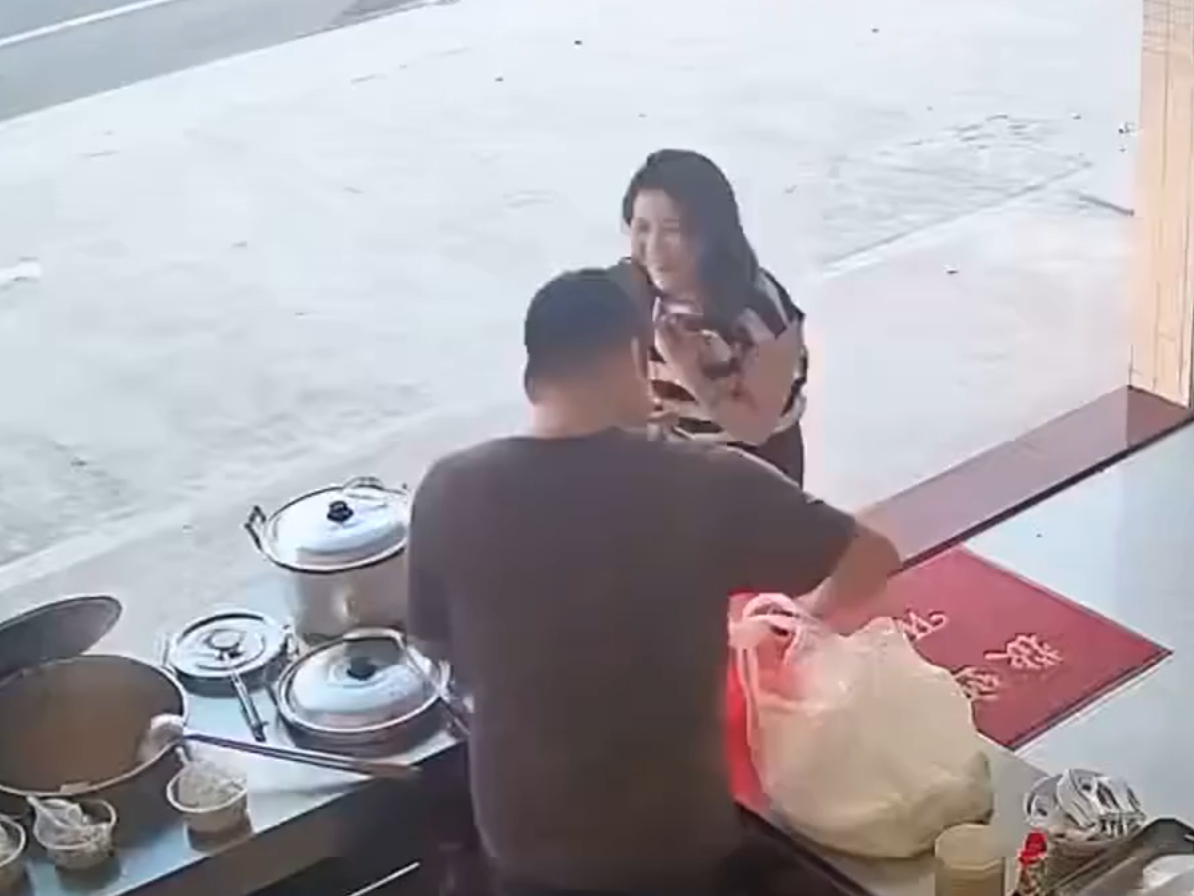 廣東惠州市一名女子在一間早餐店買早餐時,竟發現老闆是自己16年前的初戀男友,而且兩人都還是單身。他們當下重新交換聯絡方式暢聊舊事近況,甚至於5天後敲定婚事,計劃年底結婚。(影片截圖)