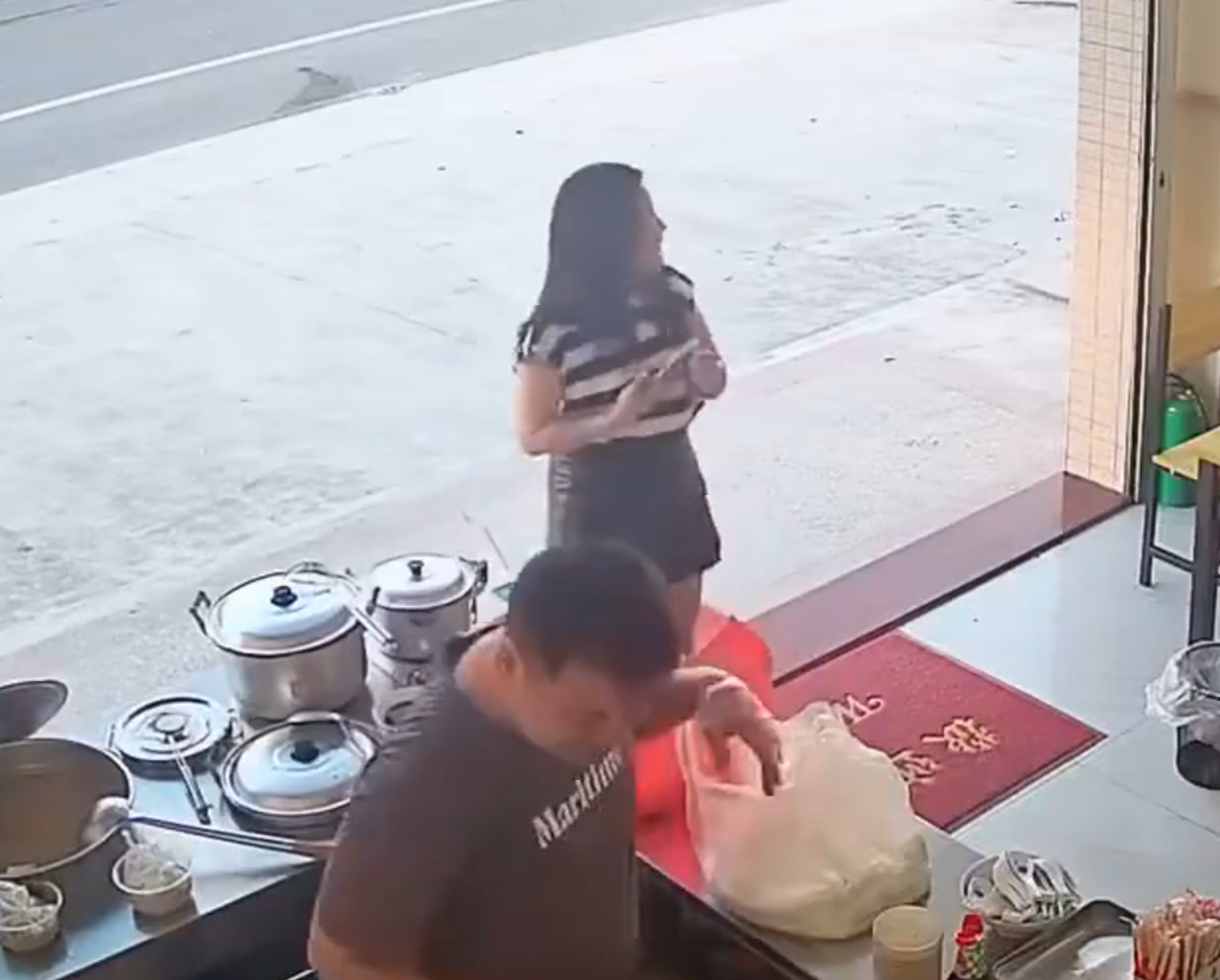 廣東惠州市一名女子在一間早餐店買早餐時,竟發現老闆是自己16年前的初戀男友,而且兩人都還是單身。他們當下重新交換聯絡方式暢聊舊事近況,甚至於5天後敲定婚事,計劃年底結婚。(影片截圖)