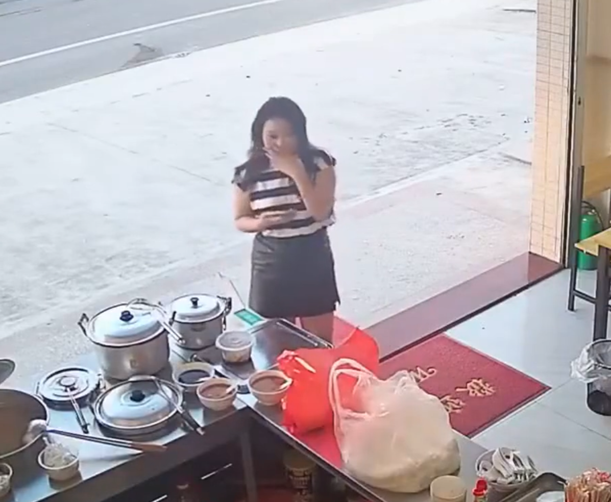 廣東惠州市一名女子在一間早餐店買早餐時,竟發現老闆是自己16年前的初戀男友,而且兩人都還是單身。他們當下重新交換聯絡方式暢聊舊事近況,甚至於5天後敲定婚事,計劃年底結婚。(影片截圖)