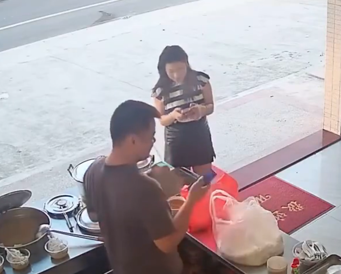 廣東惠州市一名女子在一間早餐店買早餐時,竟發現老闆是自己16年前的初戀男友,而且兩人都還是單身。他們當下重新交換聯絡方式暢聊舊事近況,甚至於5天後敲定婚事,計劃年底結婚。(影片截圖)