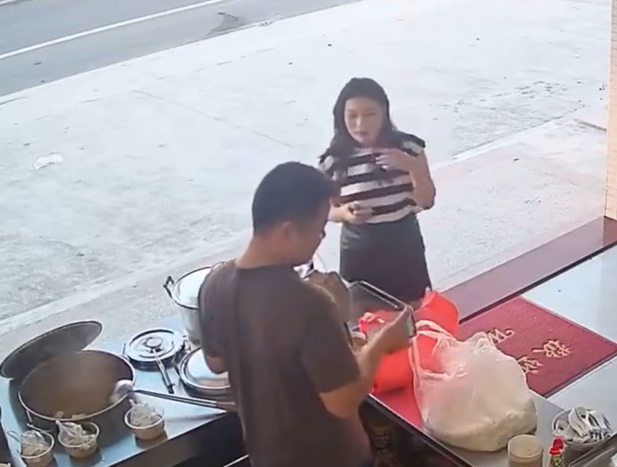 廣東惠州市一名女子在一間早餐店買早餐時,竟發現老闆是自己16年前的初戀男友,而且兩人都還是單身。他們當下重新交換聯絡方式暢聊舊事近況,甚至於5天後敲定婚事,計劃年底結婚。(影片截圖)