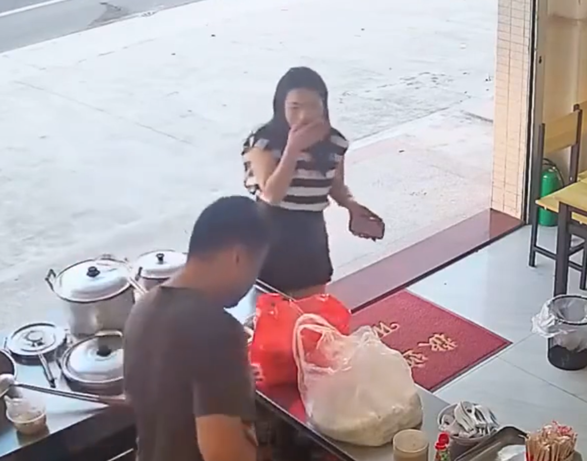 廣東惠州市一名女子在一間早餐店買早餐時,竟發現老闆是自己16年前的初戀男友,而且兩人都還是單身。他們當下重新交換聯絡方式暢聊舊事近況,甚至於5天後敲定婚事,計劃年底結婚。(影片截圖)