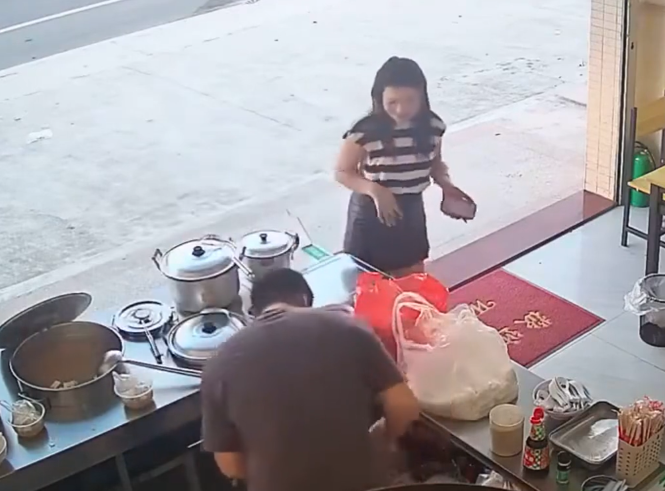 廣東惠州市一名女子在一間早餐店買早餐時,竟發現老闆是自己16年前的初戀男友,而且兩人都還是單身。他們當下重新交換聯絡方式暢聊舊事近況,甚至於5天後敲定婚事,計劃年底結婚。(影片截圖)