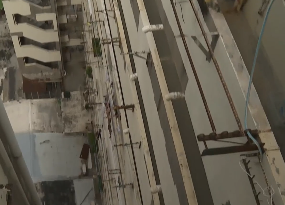 一名21歲南亞裔男子在九龍城一幢大廈天台睡覺,懷疑身體失重心墮樓不治。(有線新聞畫面)