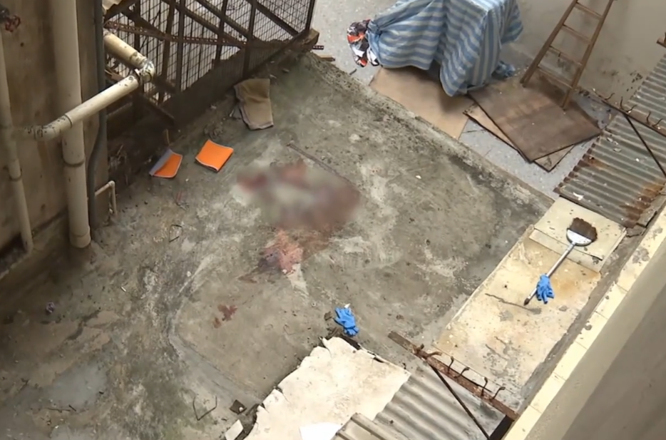 一名21歲南亞裔男子在九龍城一幢大廈天台睡覺,懷疑身體失重心墮樓不治。(有線新聞畫面)