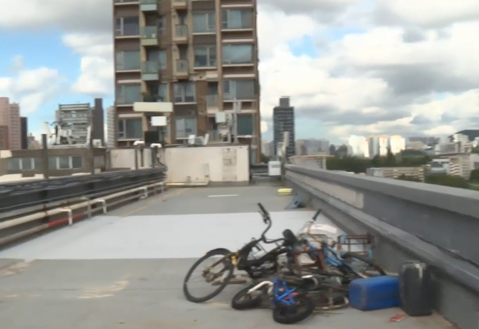 一名21歲南亞裔男子在九龍城一幢大廈天台睡覺,懷疑身體失重心墮樓不治。(有線新聞畫面)