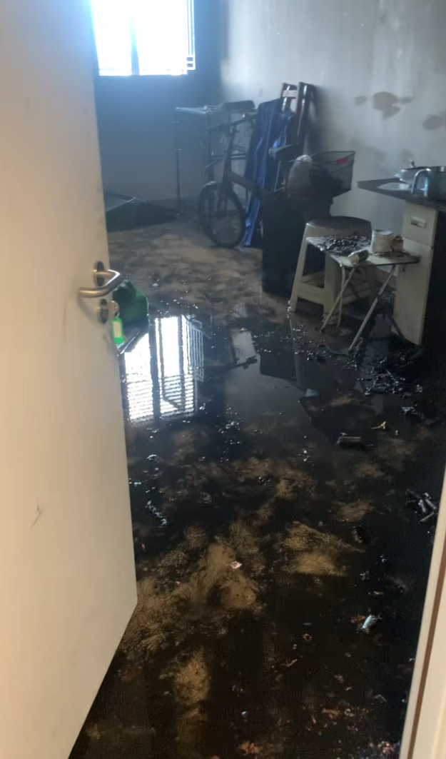 一名男子早前在Facebook群組「KeeTa外賣關注組」發文,公開照片及影片,表示自己的電動單車電池起火,導致居屋住處嚴重毀損,直言「一次意外,足以致命。」