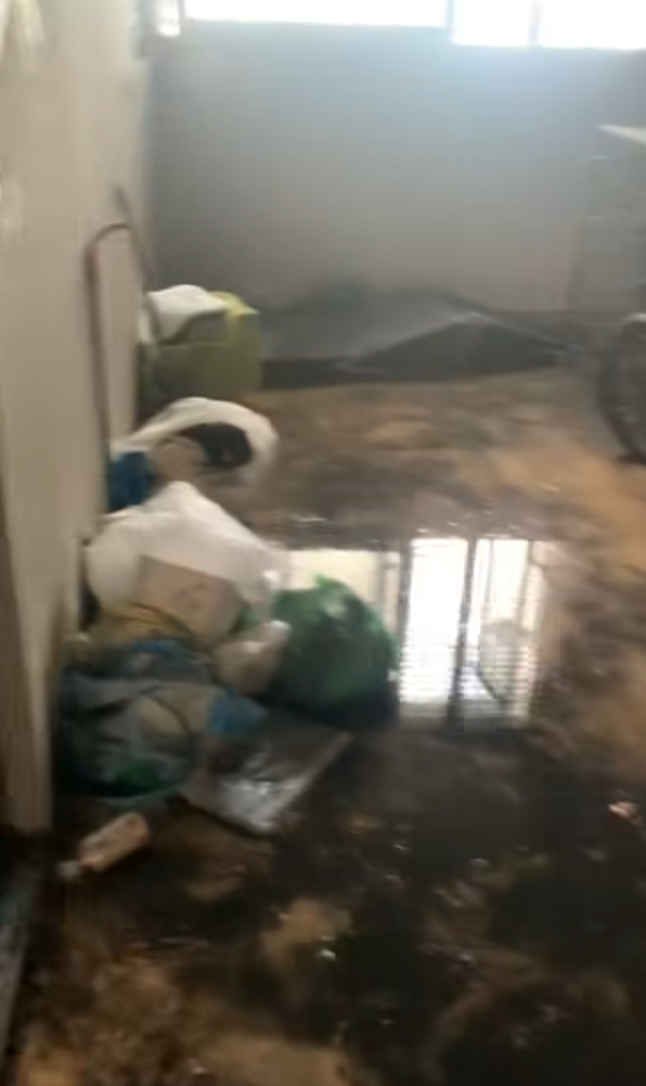 一名男子早前在Facebook群組「KeeTa外賣關注組」發文,公開照片及影片,表示自己的電動單車電池起火,導致居屋住處嚴重毀損,直言「一次意外,足以致命。」