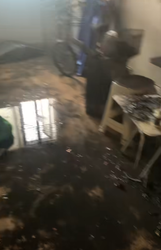 一名男子早前在Facebook群組「KeeTa外賣關注組」發文,公開照片及影片,表示自己的電動單車電池起火,導致居屋住處嚴重毀損,直言「一次意外,足以致命。」