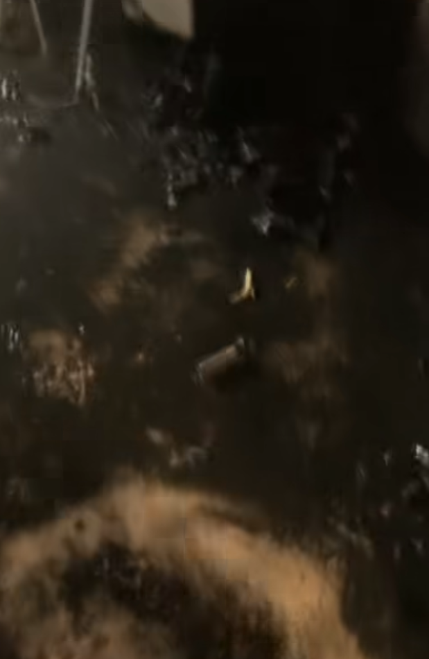 一名男子早前在Facebook群組「KeeTa外賣關注組」發文,公開照片及影片,表示自己的電動單車電池起火,導致居屋住處嚴重毀損,直言「一次意外,足以致命。」