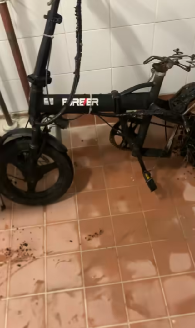 一名男子早前在Facebook群組「KeeTa外賣關注組」發文,公開照片及影片,表示自己的電動單車電池起火,導致居屋住處嚴重毀損,直言「一次意外,足以致命。」
