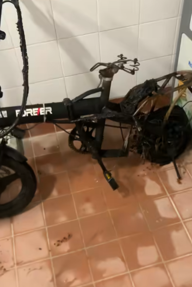一名男子早前在Facebook群組「KeeTa外賣關注組」發文,公開照片及影片,表示自己的電動單車電池起火,導致居屋住處嚴重毀損,直言「一次意外,足以致命。」