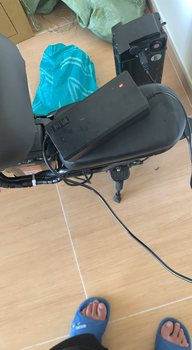 一名男子早前在Facebook群組「KeeTa外賣關注組」發文,公開照片及影片,表示自己的電動單車電池起火,導致居屋住處嚴重毀損,直言「一次意外,足以致命。」