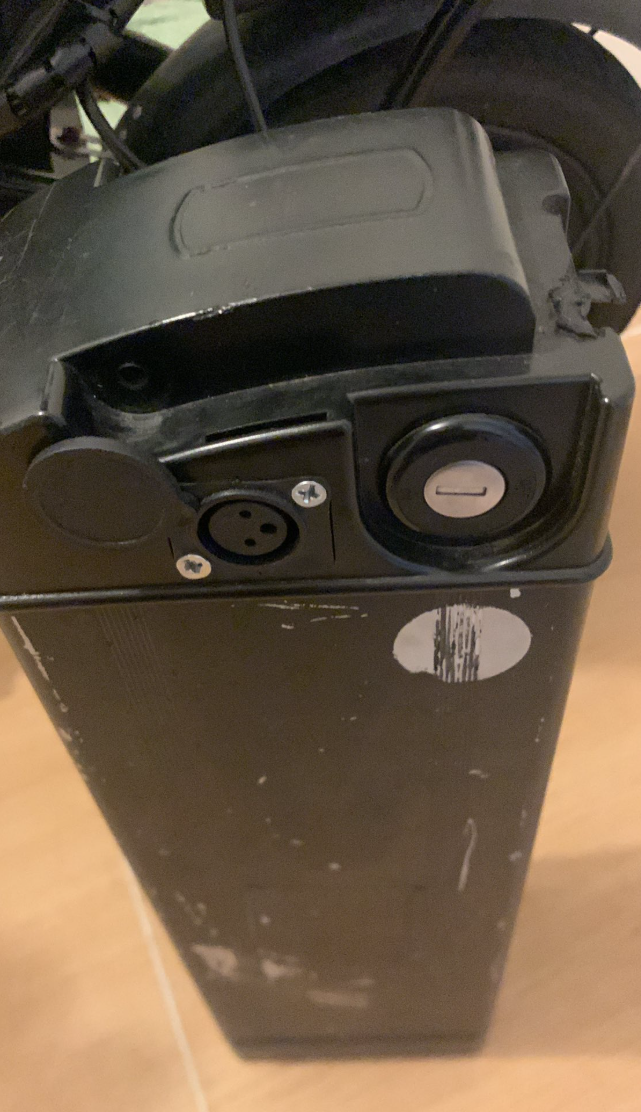 一名男子早前在Facebook群組「KeeTa外賣關注組」發文,公開照片及影片,表示自己的電動單車電池起火,導致居屋住處嚴重毀損,直言「一次意外,足以致命。」