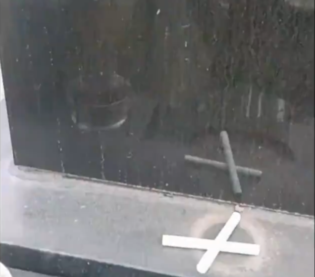 男子在墓前放下香煙。(影片截圖)