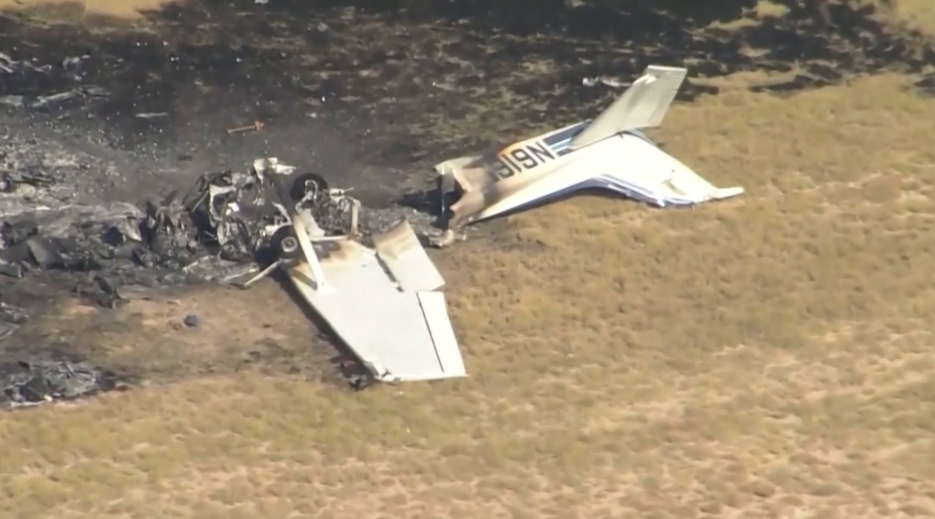 現場畫面顯示,失事飛機墜落在跑道旁,周圍散落著黑色灰燼和液體。FAA和國家運輸安全委員會(NTSB)已介入調查事故原因。