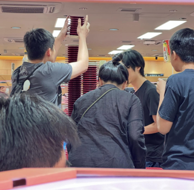 壽司郎食客將空碟疊上天花板,被質疑「壽司郎啲餐具同食物特別好玩?」(Threads圖片)