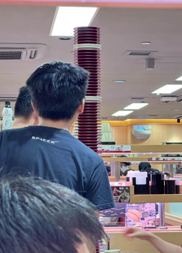 壽司郎食客將空碟疊上天花板,被質疑「壽司郎啲餐具同食物特別好玩?」(Threads圖片)