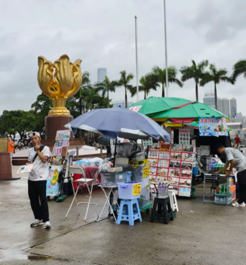 灣仔金紫荊廣場出現大量簡體字露天小販攤檔,售賣旅遊用品、八寶粥、飲品及紀念品,有遊客及網民形容感覺是「秒回國內」,仿如到了深圳東門夜市一樣,更有人形容雜亂場景「烏煙瘴氣」。(小紅書)