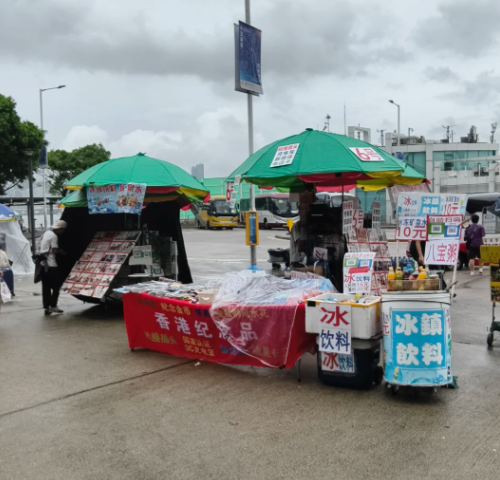 灣仔金紫荊廣場出現大量簡體字露天小販攤檔,售賣旅遊用品、八寶粥、飲品及紀念品,有遊客及網民形容感覺是「秒回國內」,仿如到了深圳東門夜市一樣,更有人形容雜亂場景「烏煙瘴氣」。(小紅書)