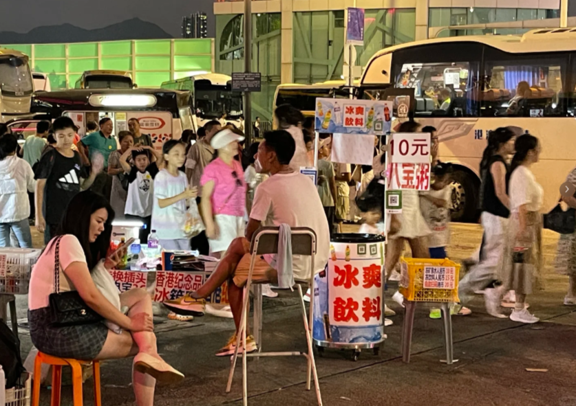 灣仔金紫荊廣場出現大量簡體字露天小販攤檔,售賣旅遊用品、八寶粥、飲品及紀念品,有遊客及網民形容感覺是「秒回國內」,仿如到了深圳東門夜市一樣,更有人形容雜亂場景「烏煙瘴氣」。(小紅書)