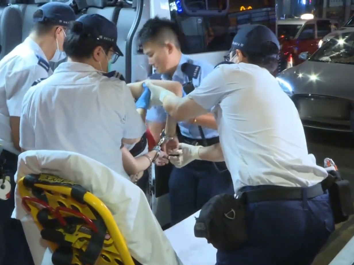 女疑犯報稱不適,初步治理後由救護車送院。(有線新聞截圖)