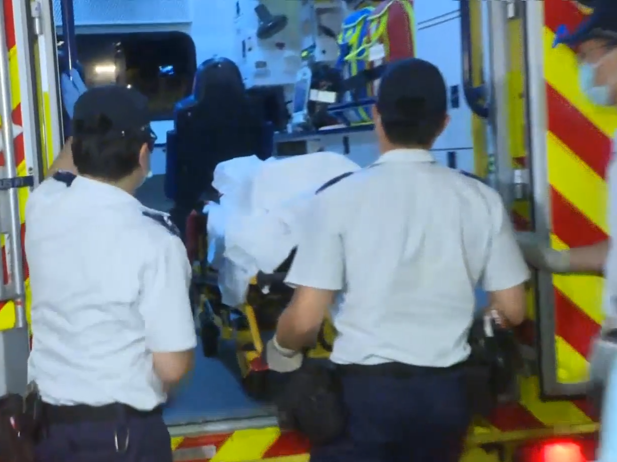 女疑犯報稱不適,初步治理後由救護車送院。(有線新聞截圖)