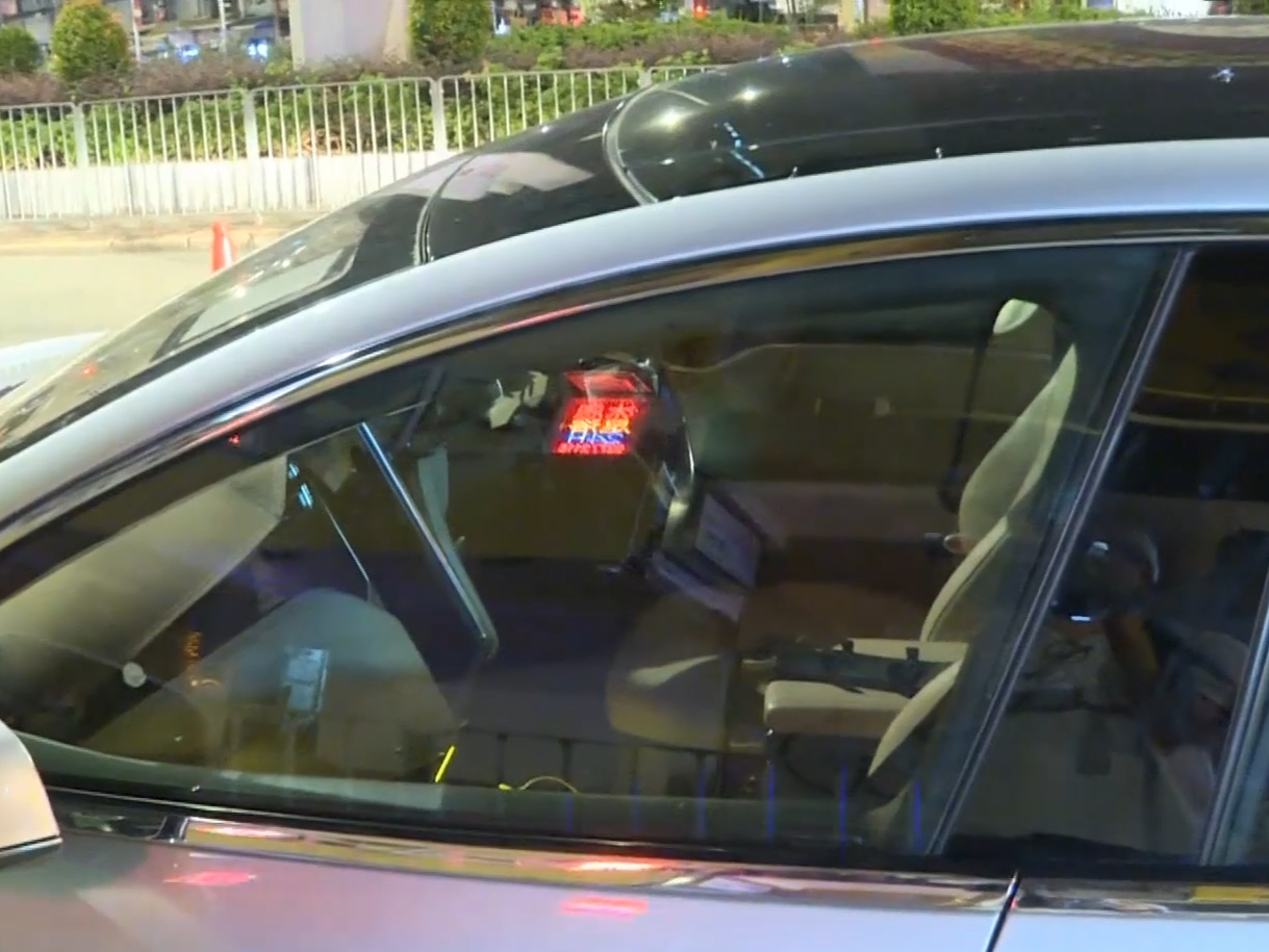 警彌敦道截可疑車上檢伸縮棍及3500元毒品,2男1女被捕。(有線新聞截圖)