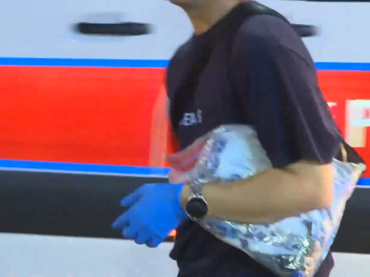 警彌敦道截可疑車上檢伸縮棍及3500元毒品,2男1女被捕。(有線新聞截圖)