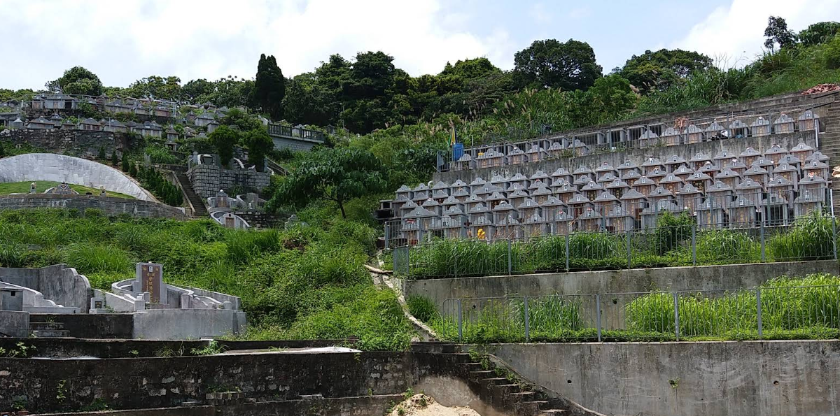 翻查地圖,西貢企壁山位於白沙灣附近,亦是企壁山墳場所在地,墳場設於1960年代,是西貢區非原居民及原居民葬地,現由鄉事委員會管理。
