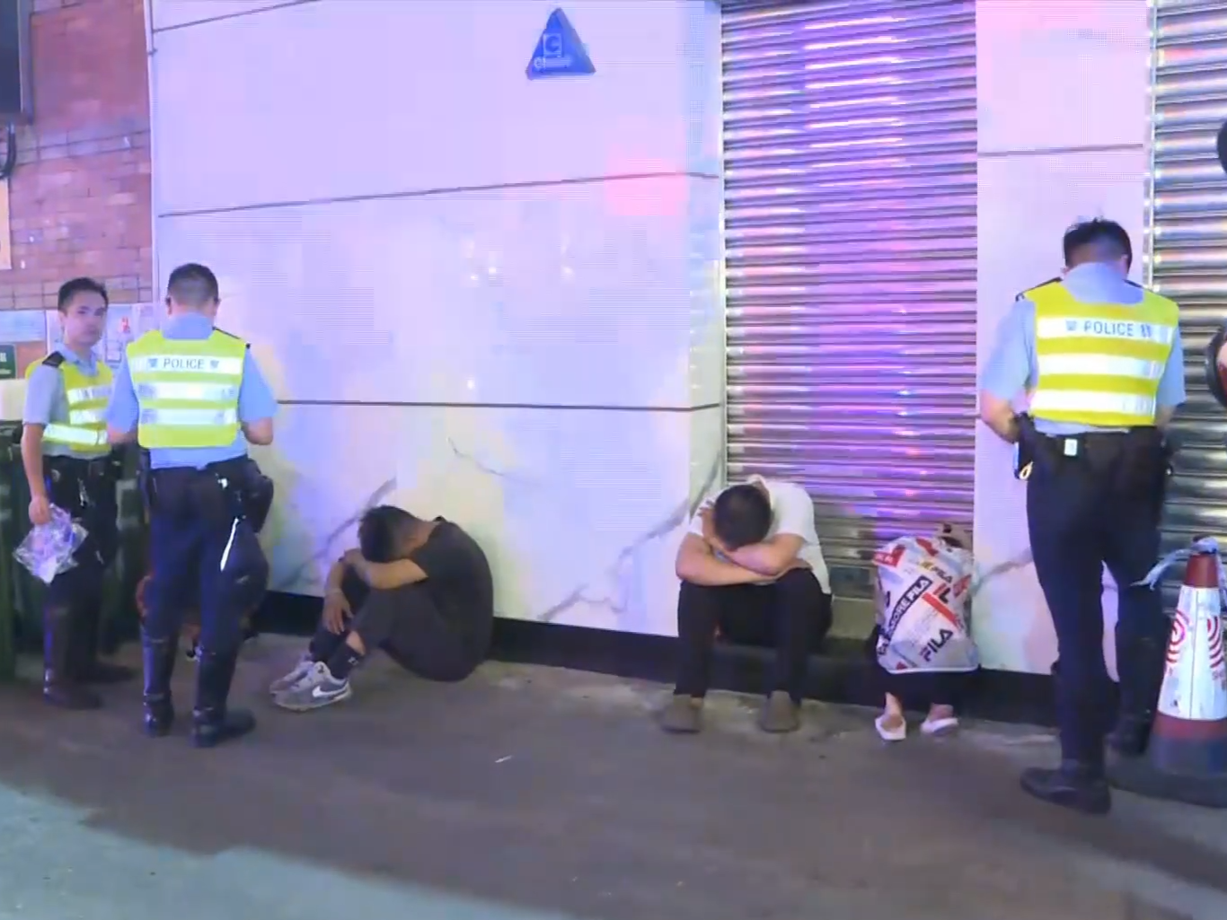 4人被帶回警署作進一步調查。(有線新聞截圖)