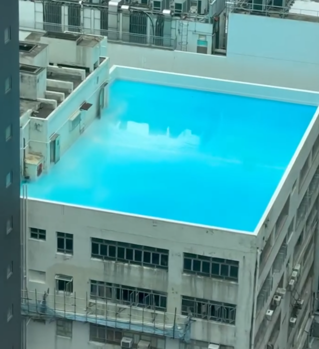 有網民在社交平台Threads以「天台泳池」為題,上載新蒲崗一工廠大廈的天台,疑出現無邊際的「泳池」,天台範圍注滿一池蔚藍的水,帖文引發網民熱議,