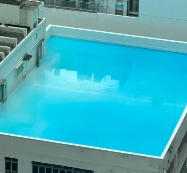 有網民在社交平台Threads以「天台泳池」為題,上載新蒲崗一工廠大廈的天台,疑出現無邊際的「泳池」,天台範圍注滿一池蔚藍的水,帖文引發網民熱議,