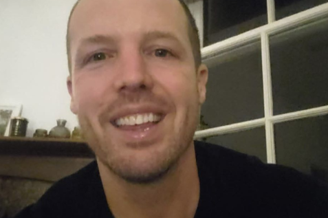 桑德斯現在是協助青年戒賭的義工。(互聯網)