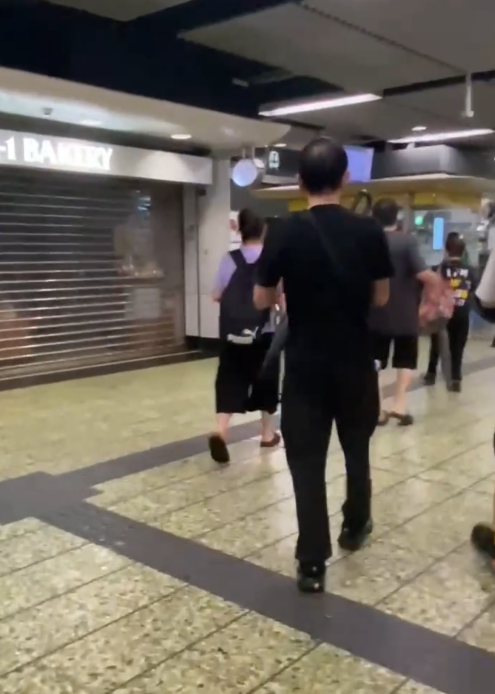 颱風塔巴|雖然天氣惡劣,惟有不少市民仍需要趕港鐵上班(peter.chow.180@Threads)