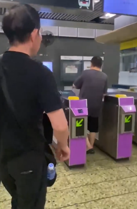 颱風塔巴|雖然天氣惡劣,惟有不少市民仍需要趕港鐵上班(peter.chow.180@Threads)