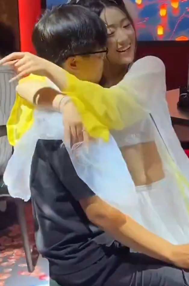 浙江杭州市蕭山區有酒吧安排性感女舞者表演,但網民發現她們與酒客距離十分靠近,更做出嘴對嘴餵食珍寶珠糖果的親密曖昧動作(影片截圖)