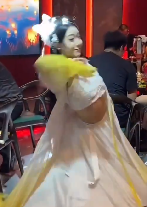 浙江杭州市蕭山區有酒吧安排性感女舞者表演,但網民發現她們與酒客距離十分靠近,更做出嘴對嘴餵食珍寶珠糖果的親密曖昧動作(影片截圖)