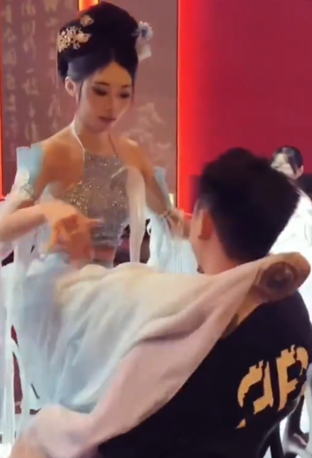 浙江杭州市蕭山區有酒吧安排性感女舞者表演,但網民發現她們與酒客距離十分靠近,更做出嘴對嘴餵食珍寶珠糖果的親密曖昧動作(影片截圖)