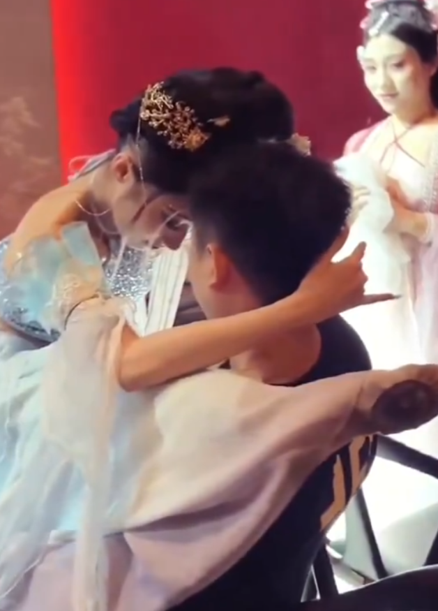 浙江杭州市蕭山區有酒吧安排性感女舞者表演,但網民發現她們與酒客距離十分靠近,更做出嘴對嘴餵食珍寶珠糖果的親密曖昧動作(影片截圖)