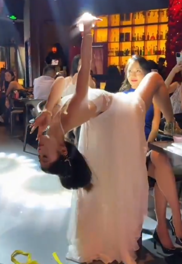 浙江杭州市蕭山區有酒吧安排性感女舞者表演,但網民發現她們與酒客距離十分靠近,更做出嘴對嘴餵食珍寶珠糖果的親密曖昧動作(影片截圖)