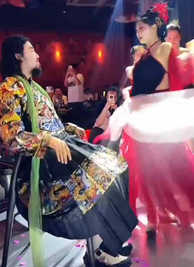 浙江杭州市蕭山區有酒吧安排性感女舞者表演,但網民發現她們與酒客距離十分靠近,更做出嘴對嘴餵食珍寶珠糖果的親密曖昧動作(影片截圖)