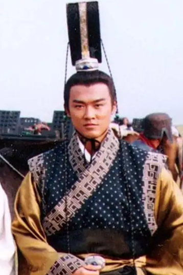 林峯於2001年於黃易同名小說改編的無綫電視古裝穿越劇《尋秦記》飾演嬴政一角爆紅(資料圖片/影片截圖)