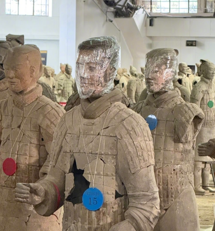 該陶俑掛著「T23G10 15」藍色標牌,頭部雖然包裹著一層類似保鮮膜的東西,但臉部依舊保持著鮮艷色澤,一眼看去的確和林峯神似。(網上圖片)