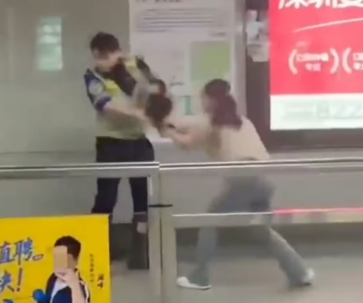 深圳地鐵女乘客以拳頭及手袋激烈追打一名的男安檢員,男方僅用手阻擋及後退,其後另外一名女安檢員上前制止,亦被女乘客用手袋重擊頭部。男安檢員隨即反手擒拿將女乘客制服,隨後女乘客躺臥在地不動。(影片截圖)