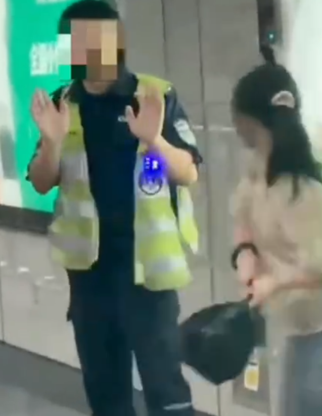 深圳地鐵女乘客以拳頭及手袋激烈追打一名的男安檢員,男方僅用手阻擋及後退,其後另外一名女安檢員上前制止,亦被女乘客用手袋重擊頭部。男安檢員隨即反手擒拿將女乘客制服,隨後女乘客躺臥在地不動。(影片截圖)