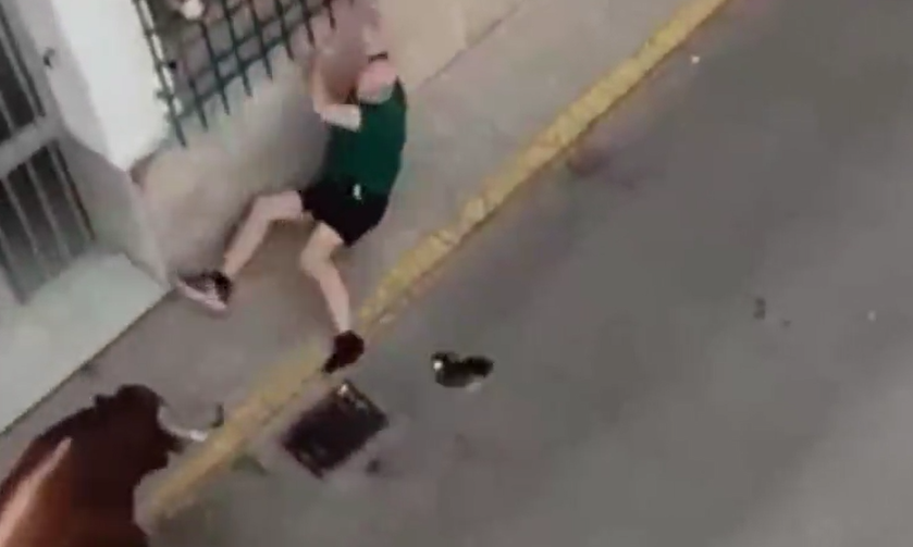 男子被公牛猛撞及扯下一刻。(互聯網)