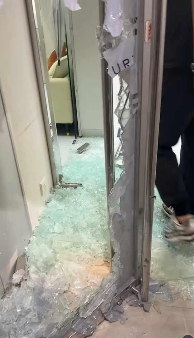 店舖玻璃門被扑爆。(marioluxuryhk)