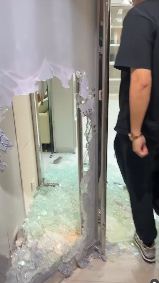 大門玻璃被扑爆。(marioluxuryhk)