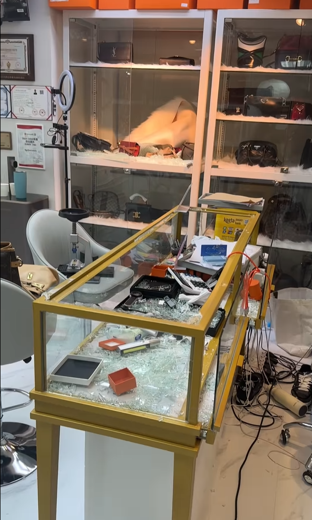 店內幾個飾櫃亦被扑爆。(marioluxuryhk)